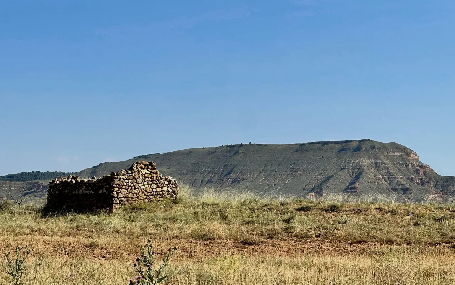 Paisaje y ruinas de piedra en Calatayud